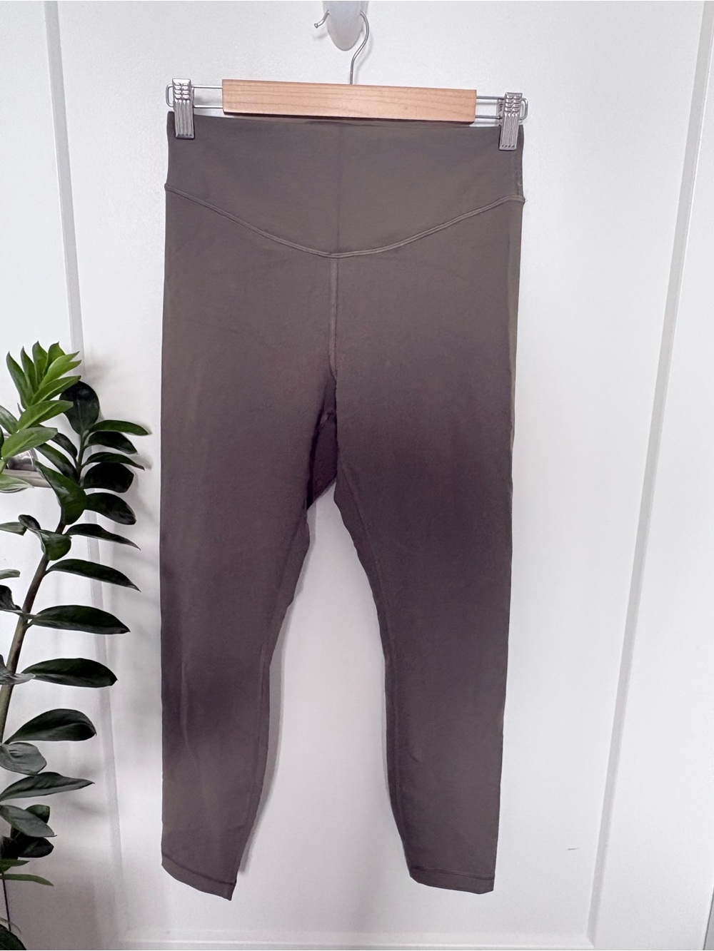 Lululemon Wunder Under smooth cover 25” leggings, army green, size 8
